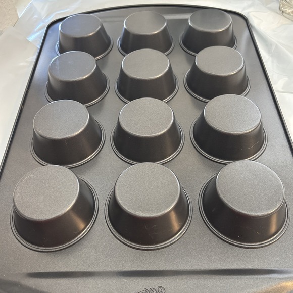 Wilton Non-Stick Bakeware Muffin Top & Cupcake Pan Perfect Shape 12 Holes - Picture 4 of 4